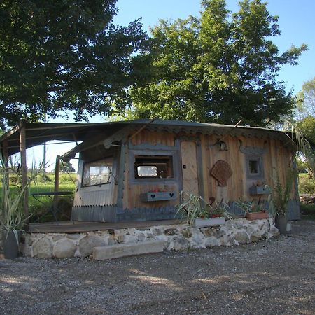 Les Patins A Roulottes Villa Yenne Exterior foto